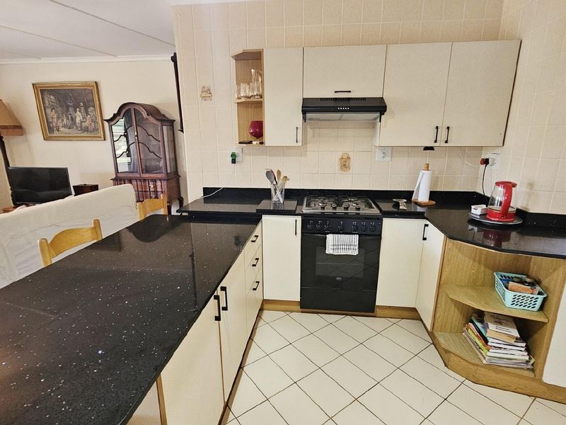 Townhouse For Sale in Uvongo Beach, Margate, KwaZulu Natal - Photo 4