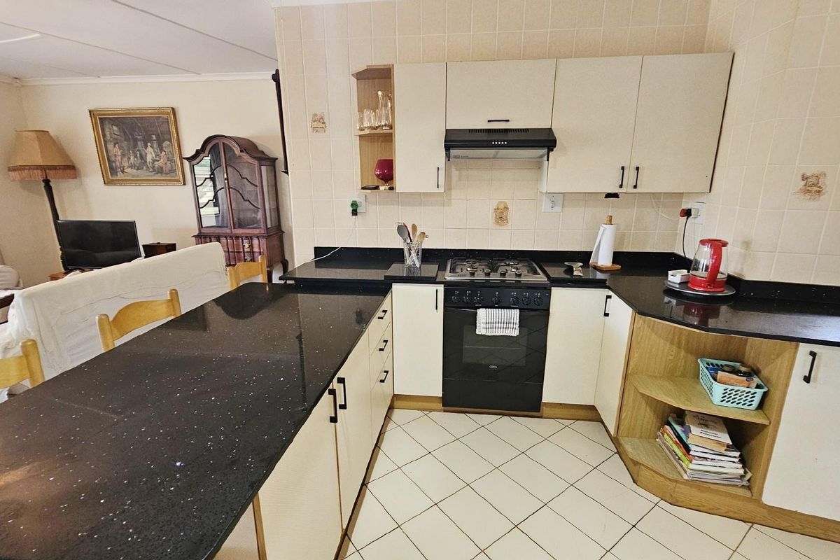 Townhouse For Sale in Uvongo Beach, Margate, KwaZulu Natal - Photo 4