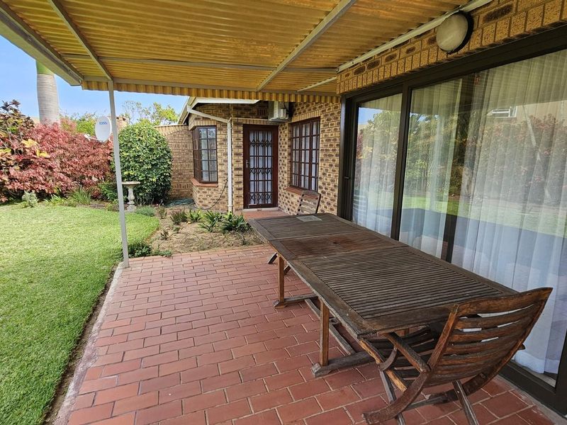 Townhouse For Sale in Uvongo Beach, Margate, KwaZulu Natal - Photo 2