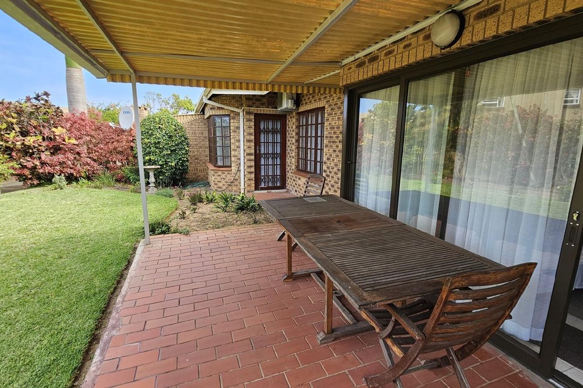 Townhouse For Sale in Uvongo Beach, Margate, KwaZulu Natal - Photo 2