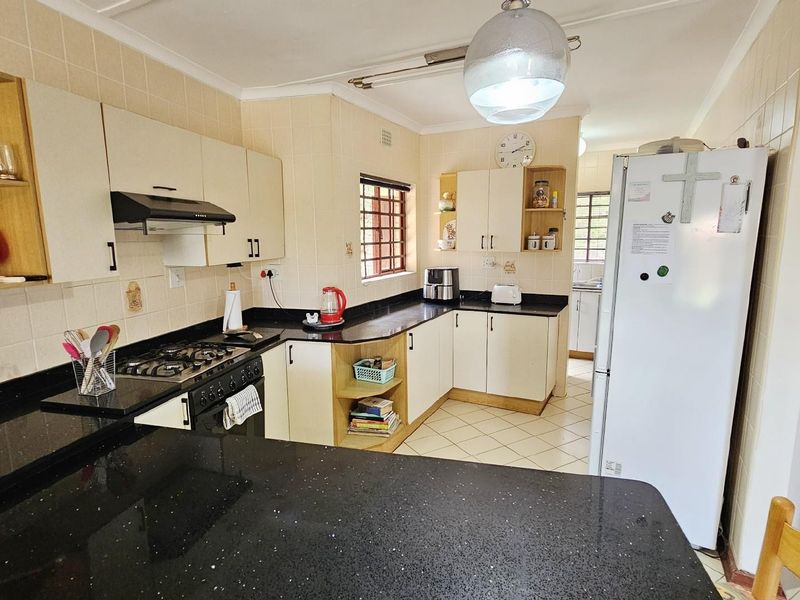 Townhouse For Sale in Uvongo Beach, Margate, KwaZulu Natal - Photo 3