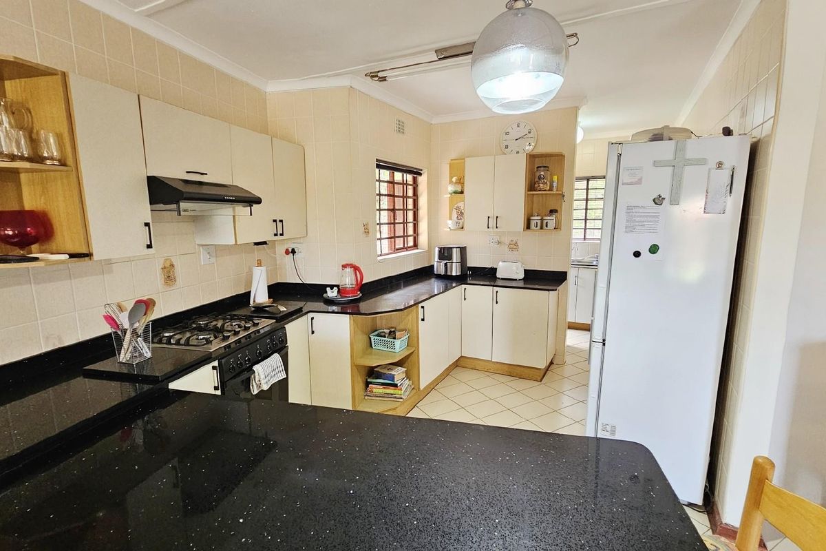 Townhouse For Sale in Uvongo Beach, Margate, KwaZulu Natal - Photo 3