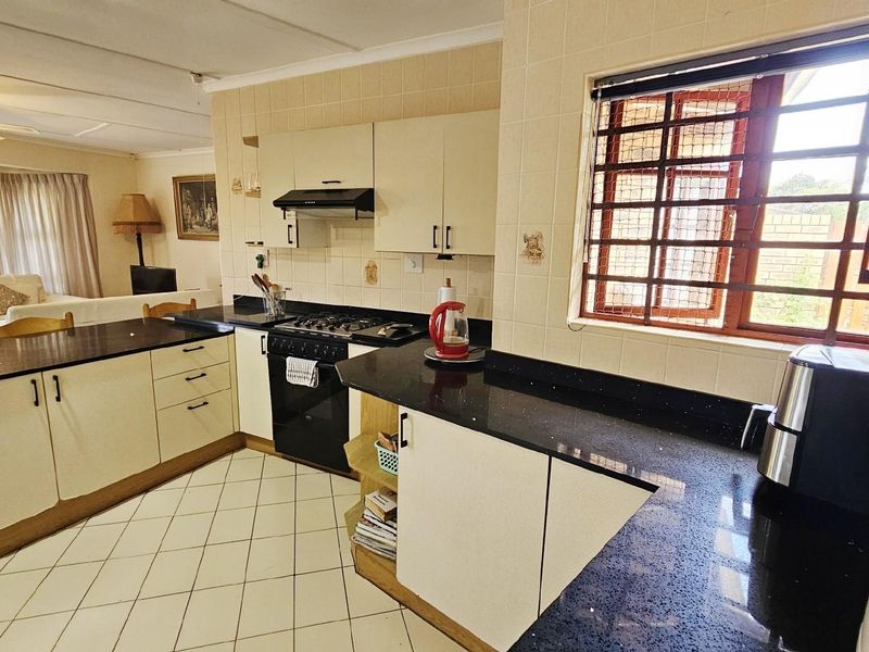 Townhouse For Sale in Uvongo Beach, Margate, KwaZulu Natal - Photo 5