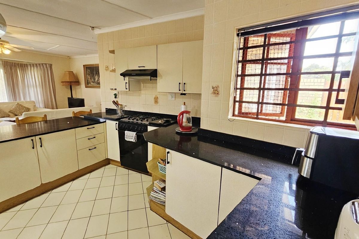 Townhouse For Sale in Uvongo Beach, Margate, KwaZulu Natal - Photo 5