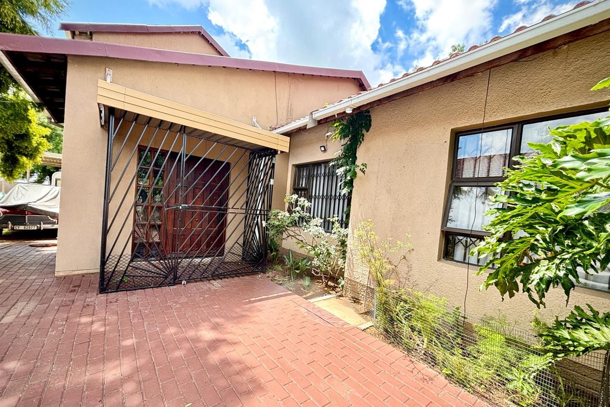 Two Magnificent Homes on One Erf - Multi-Gen Living or Dual-Income Opportunity - Photo 5