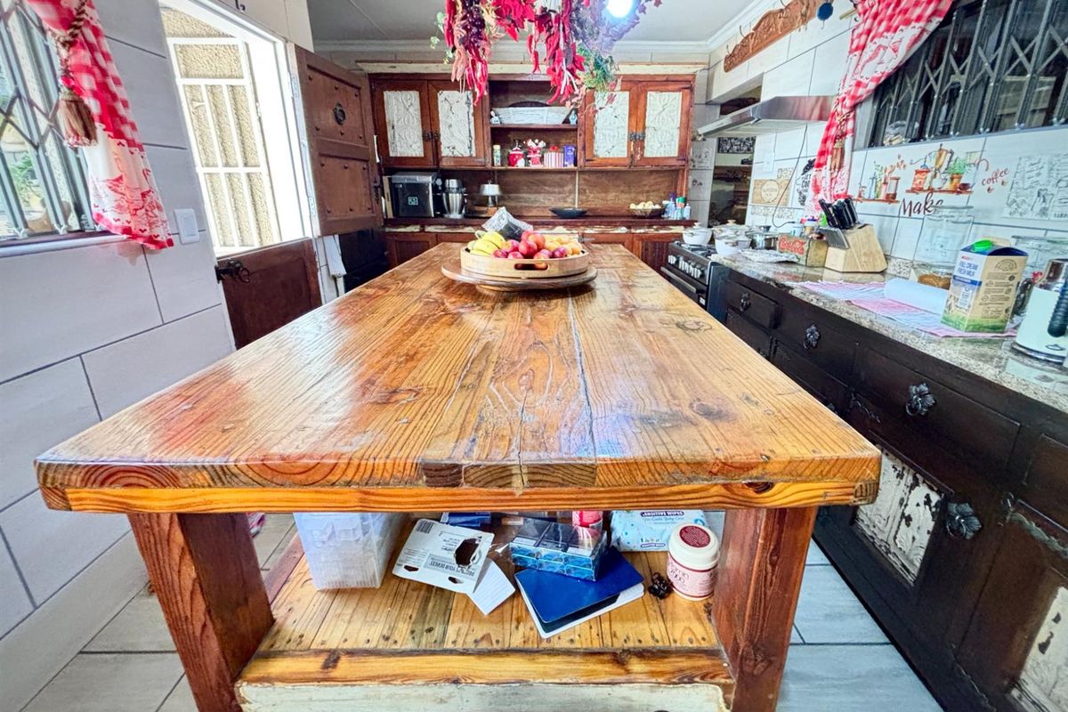 Two Magnificent Homes on One Erf - Multi-Gen Living or Dual-Income Opportunity - Photo 4