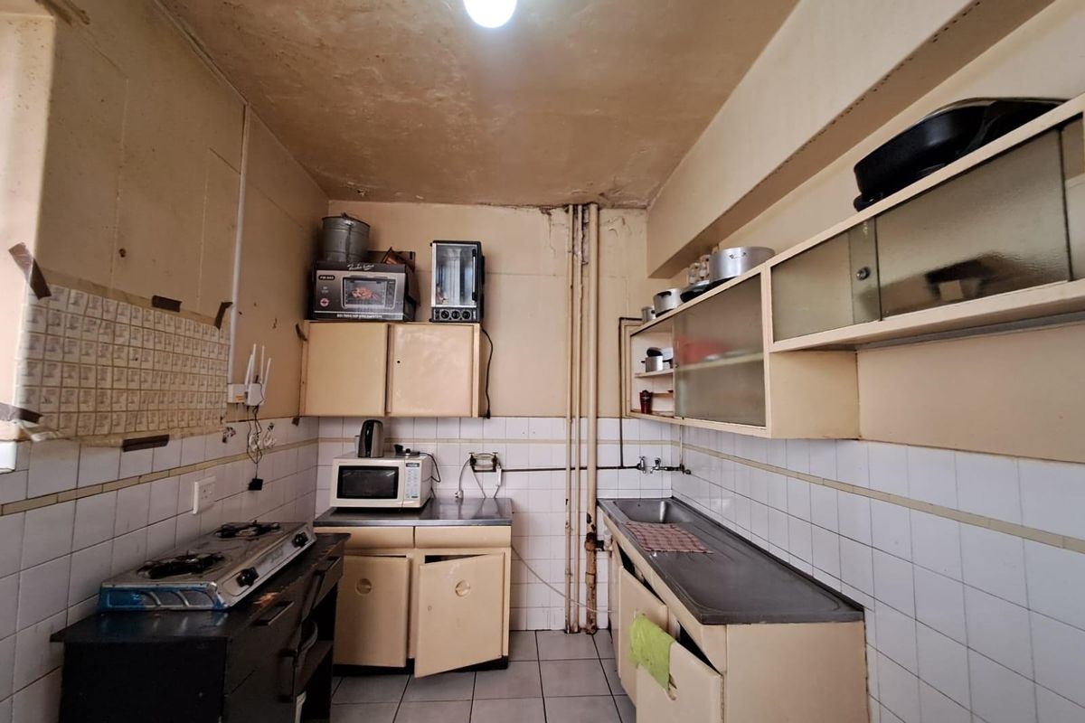 Apartment For Sale in Berea, Johannesburg - Photo 4