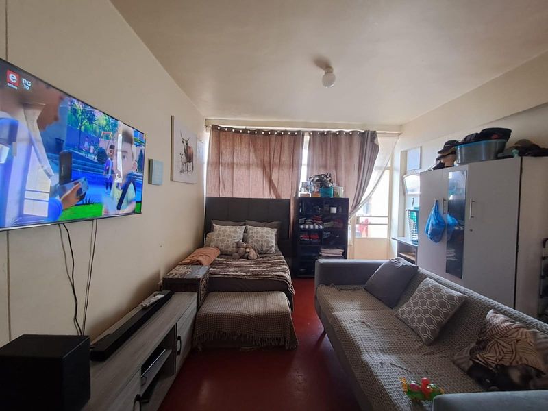 Apartment For Sale in Berea, Johannesburg - Photo 2