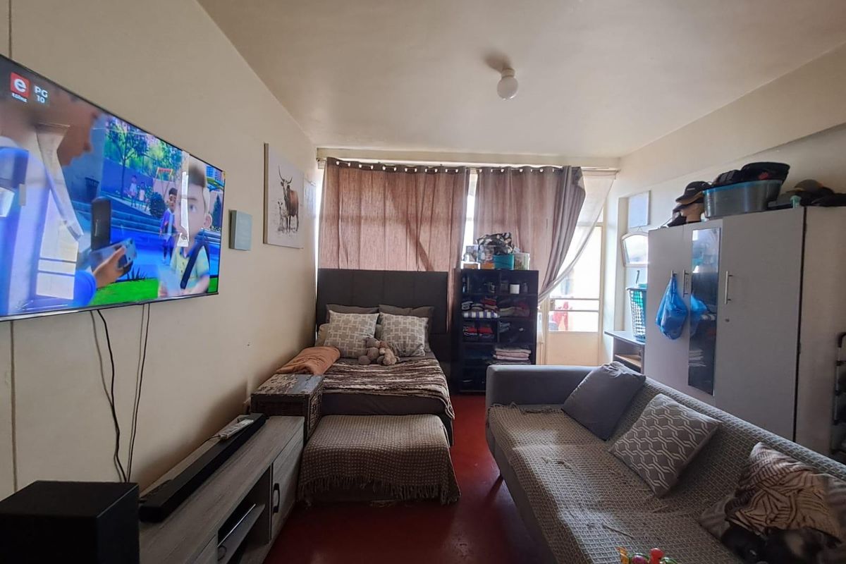 Apartment For Sale in Berea, Johannesburg - Photo 2