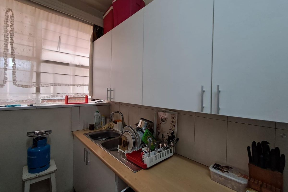 Apartment For Sale in Yeoville, Johannesburg - Photo 4