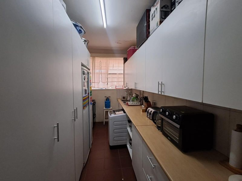 Apartment For Sale in Yeoville, Johannesburg - Photo 2