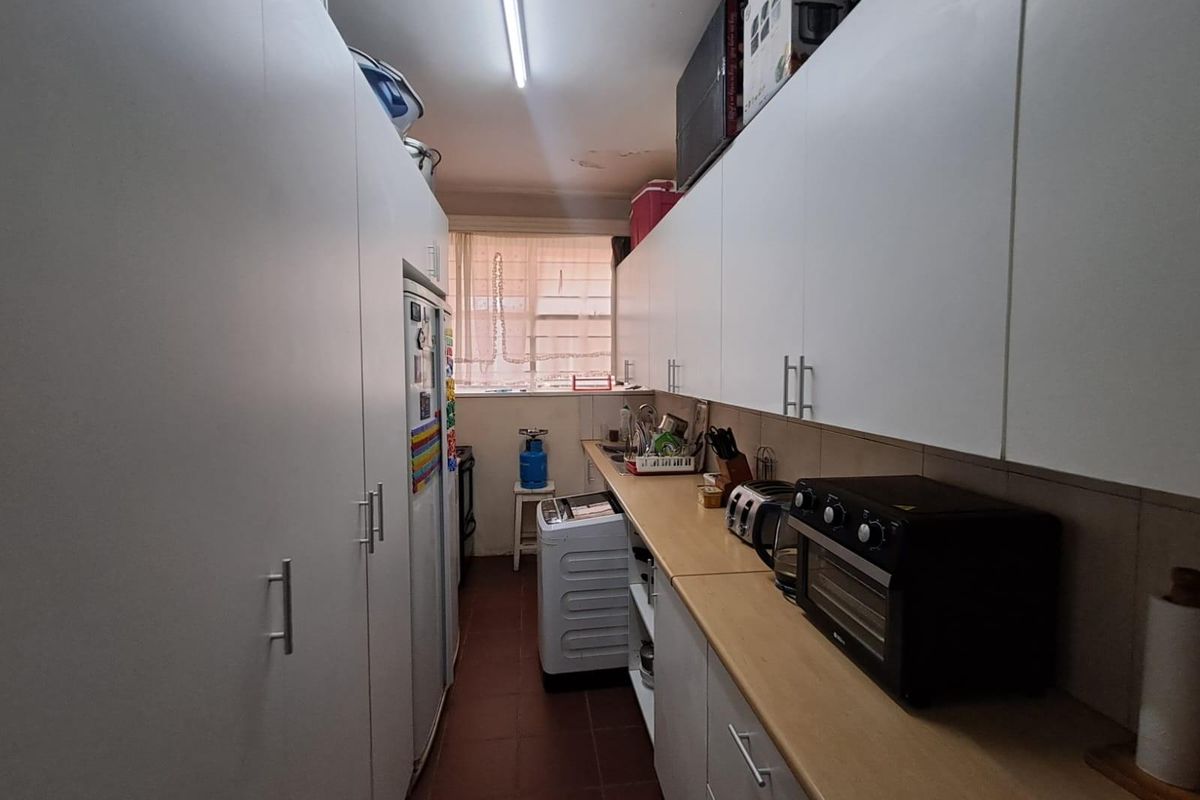Apartment For Sale in Yeoville, Johannesburg - Photo 2