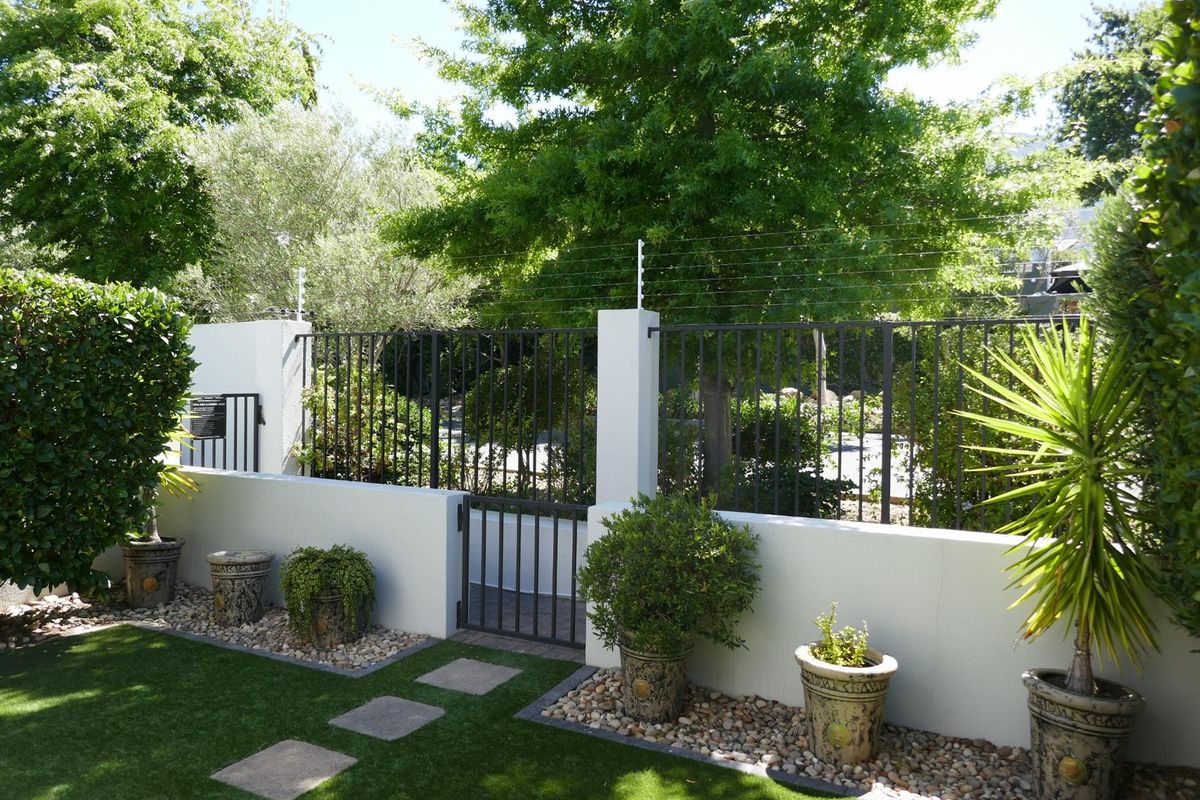 Tranquil Ground-Floor Apartment in Boutique Block - Photo 2