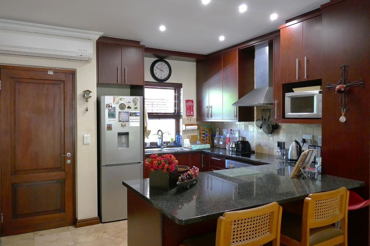 Tranquil Ground-Floor Apartment in Boutique Block - Photo 5