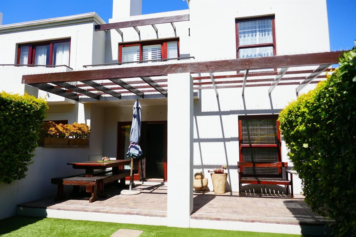 Tranquil Ground-Floor Apartment in Boutique Block - Photo 3