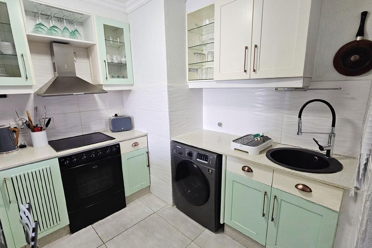 Magnificent, fully furnished beachfront apartment in Margate - Photo 4