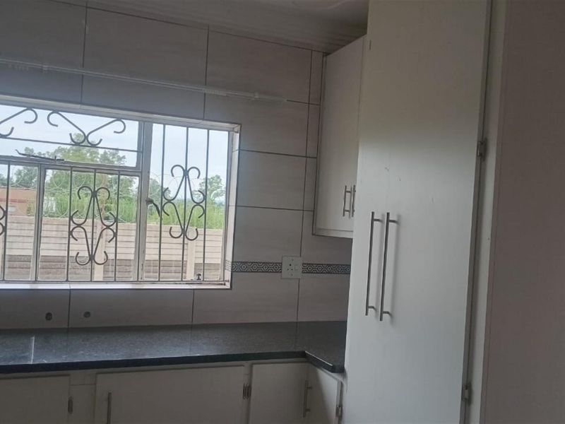 House To Rent in Lennoxton Newcastle KwaZulu Natal - Photo 3