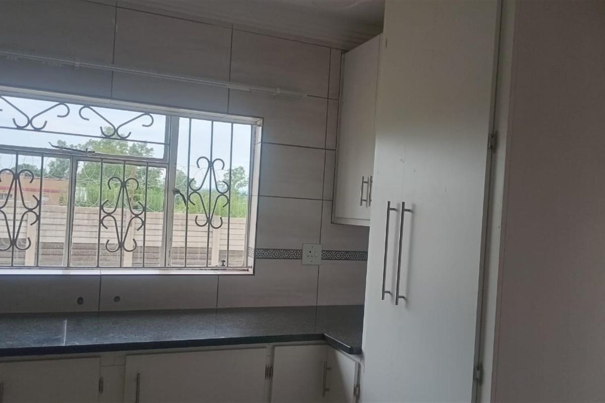 House To Rent in Lennoxton Newcastle KwaZulu Natal - Photo 3
