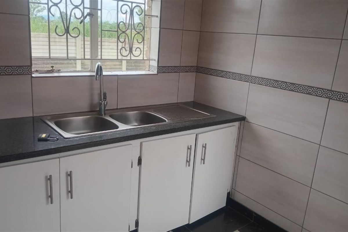 House To Rent in Lennoxton Newcastle KwaZulu Natal - Photo 5