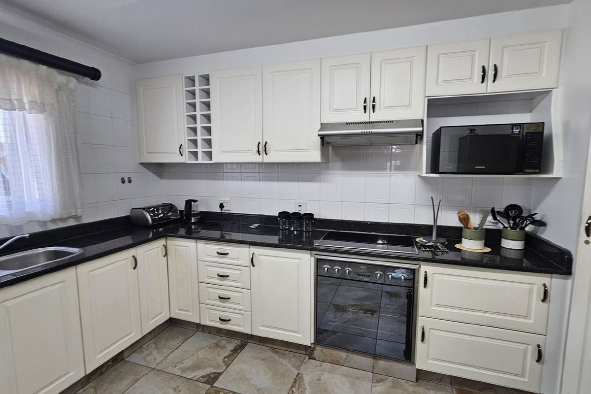 Very Spacious 4 bedroom Apartment with beautiful sea views, for sale in Margate, KwaZulu Natal - Photo 5