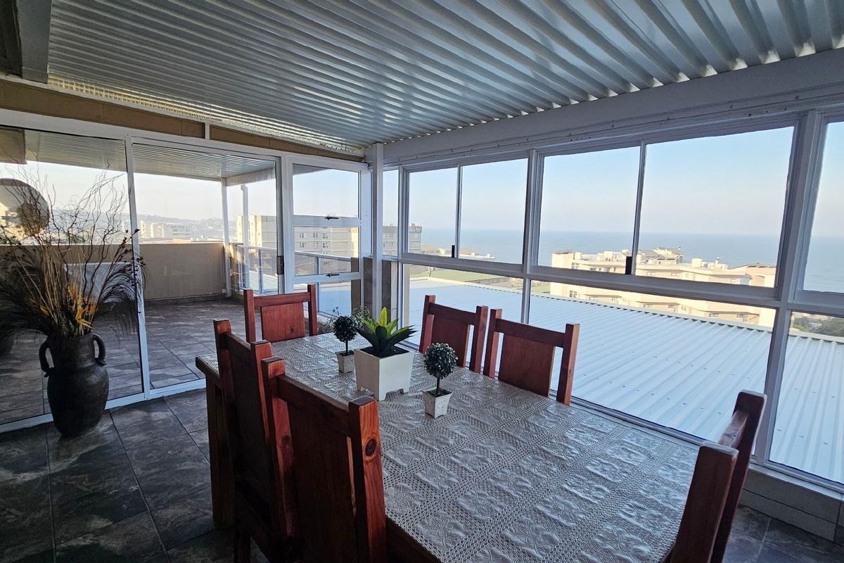 Very Spacious 4 bedroom Apartment with beautiful sea views, for sale in Margate, KwaZulu Natal - Photo 2