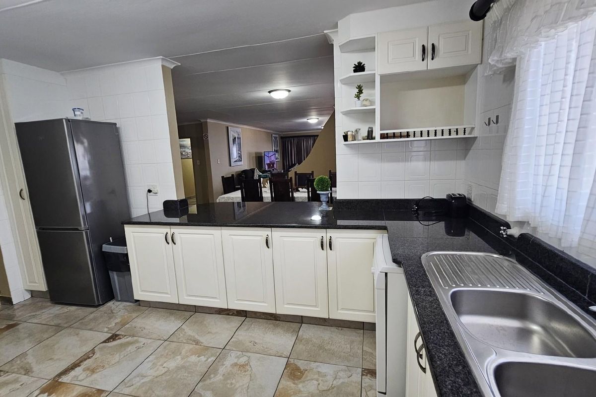 Very Spacious 4 bedroom Apartment with beautiful sea views, for sale in Margate, KwaZulu Natal - Photo 4