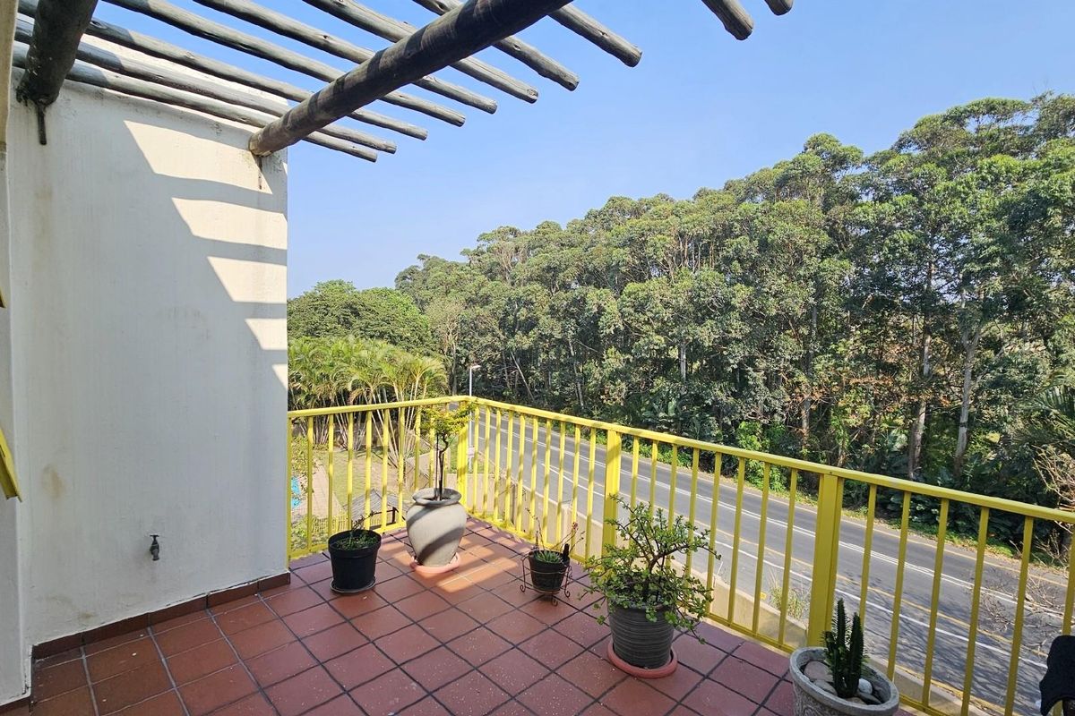2 bedroom Apartment For Sale in Uvongo Beach, Margate, KwaZulu Natal - Photo 2