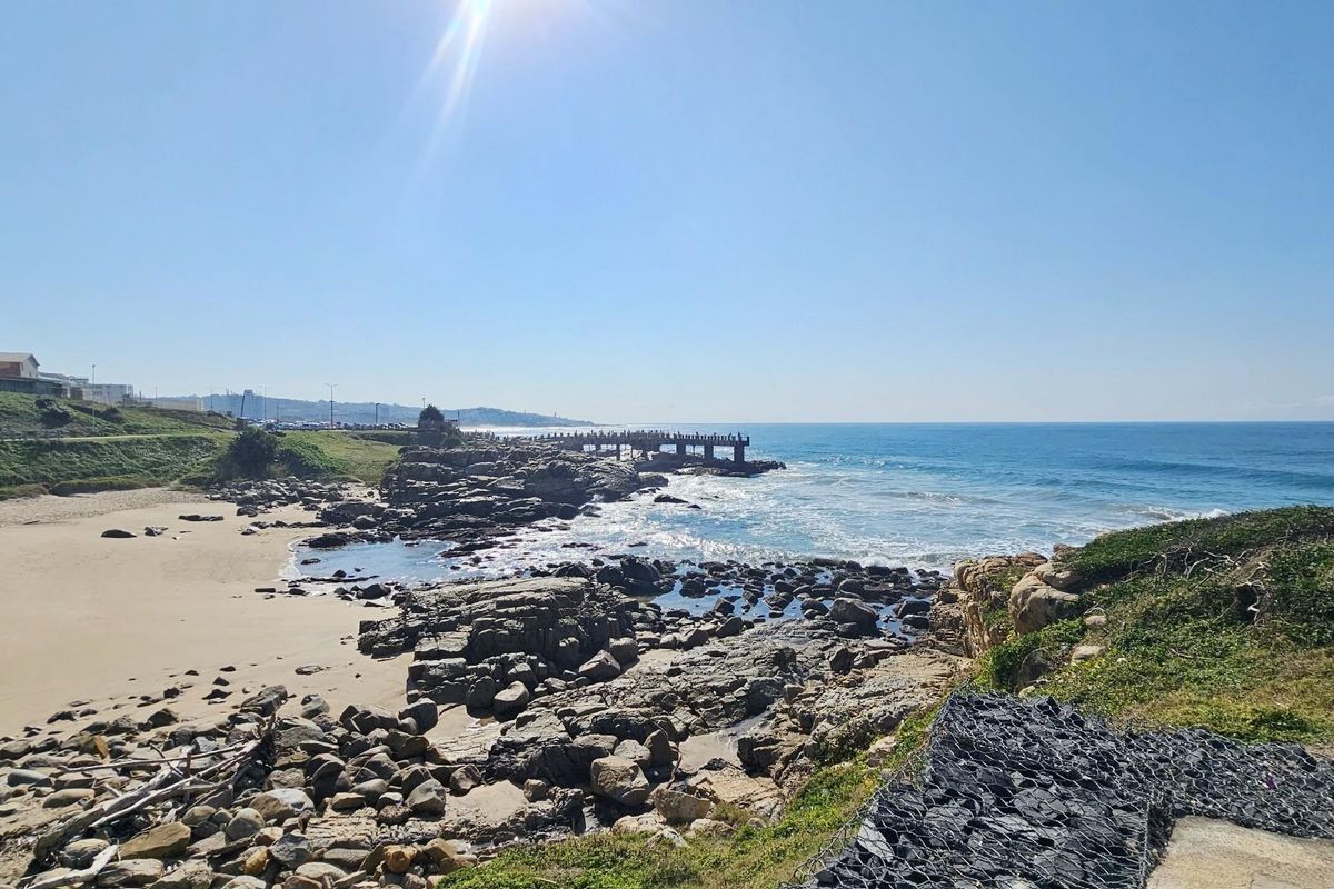 3 bedroom,  2 bathroom Beachfront Apartment For Sale in Margate, KwaZulu Natal - Photo 2