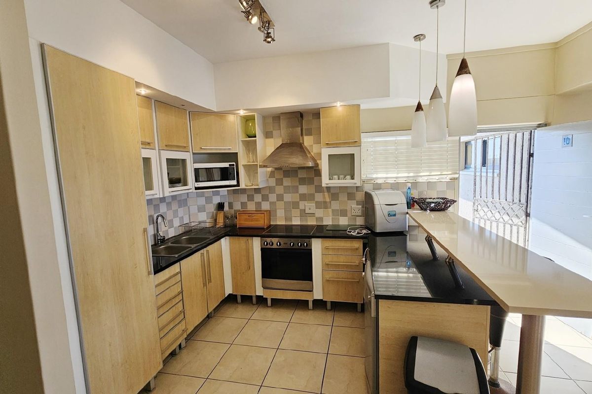 3 bedroom,  2 bathroom Beachfront Apartment For Sale in Margate, KwaZulu Natal - Photo 5