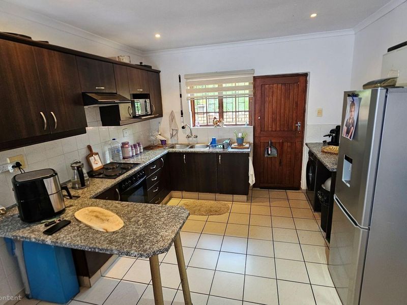 Superb, spacious 2 bedroom Townhouse on the market in a tranquil Eco Estate - Photo 9