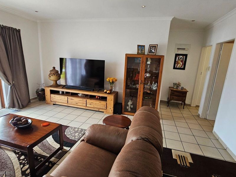 Superb, spacious 2 bedroom Townhouse on the market in a tranquil Eco Estate - Photo 5
