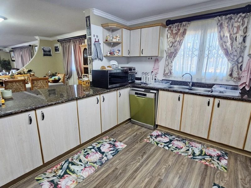 Spacious Apartment For Sale in Margate, KwaZulu Natal - Photo 4