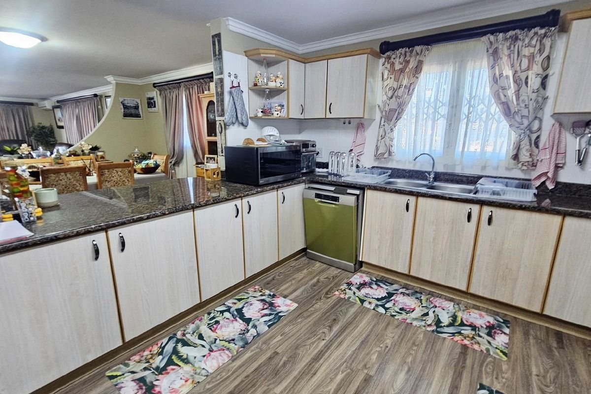 Spacious Apartment For Sale in Margate, KwaZulu Natal - Photo 4