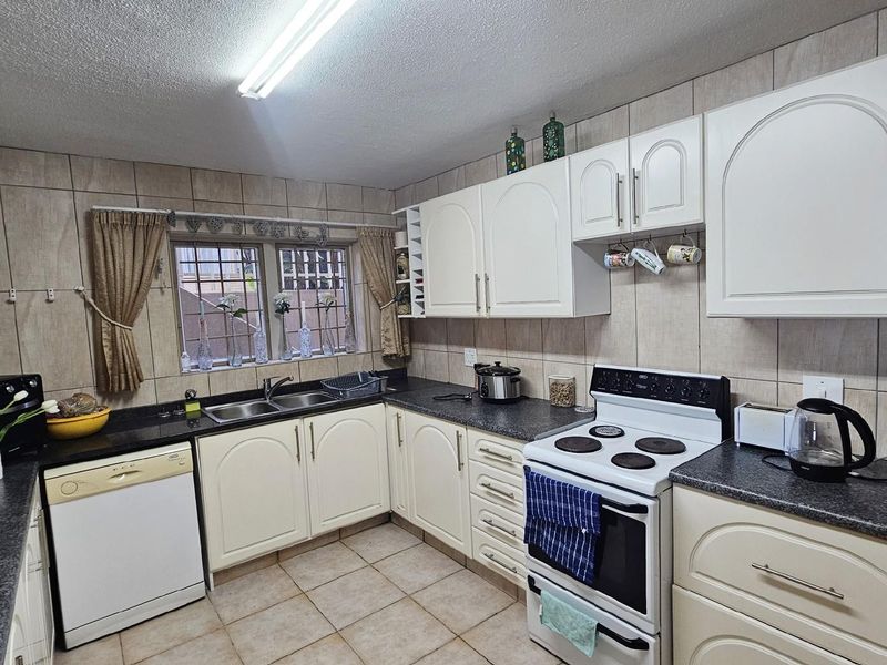 Expansive Coastal Living - 4 Bedroom Residence with Private Pool - Photo 3