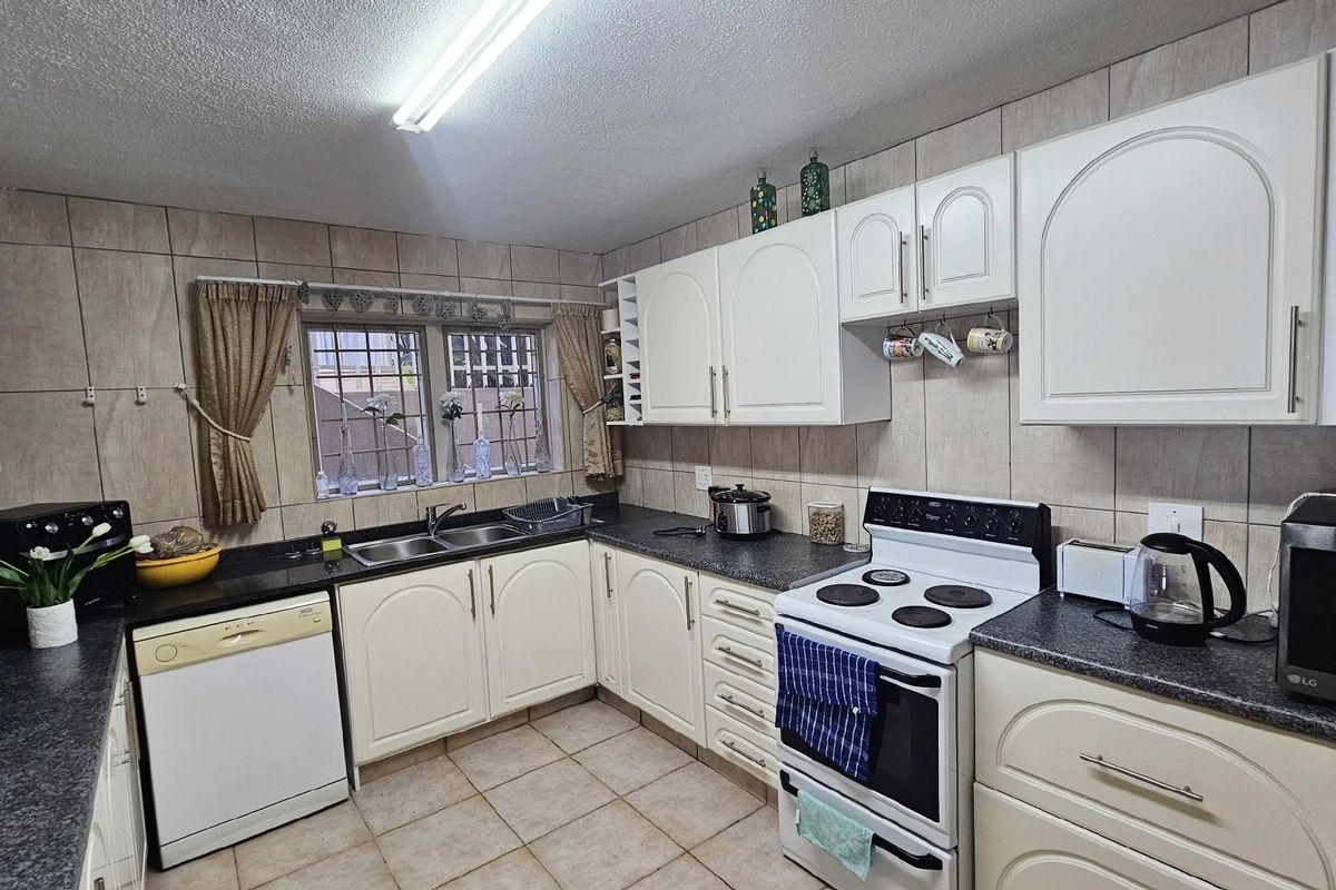 Expansive Coastal Living - 4 Bedroom Residence with Private Pool - Photo 3