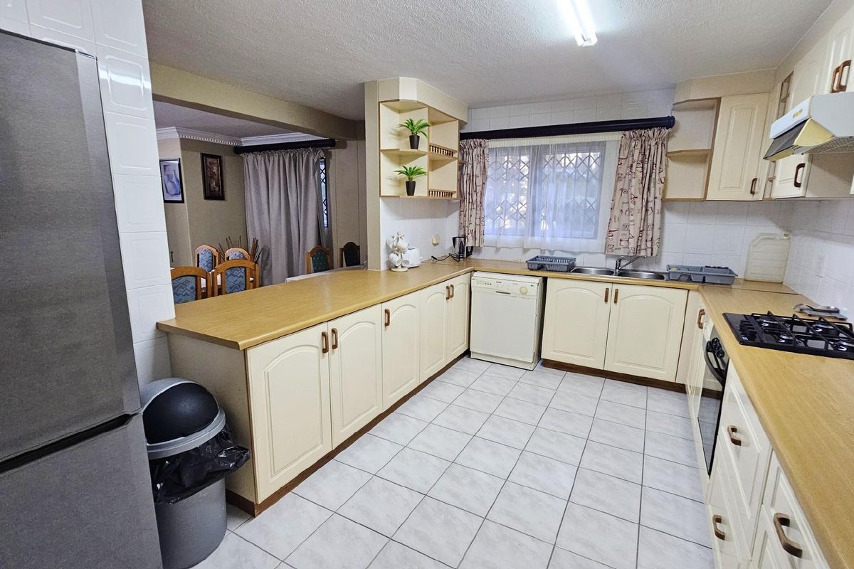 Spacious, fully furnished Apartment For Sale in Margate, KwaZulu Natal - Photo 2