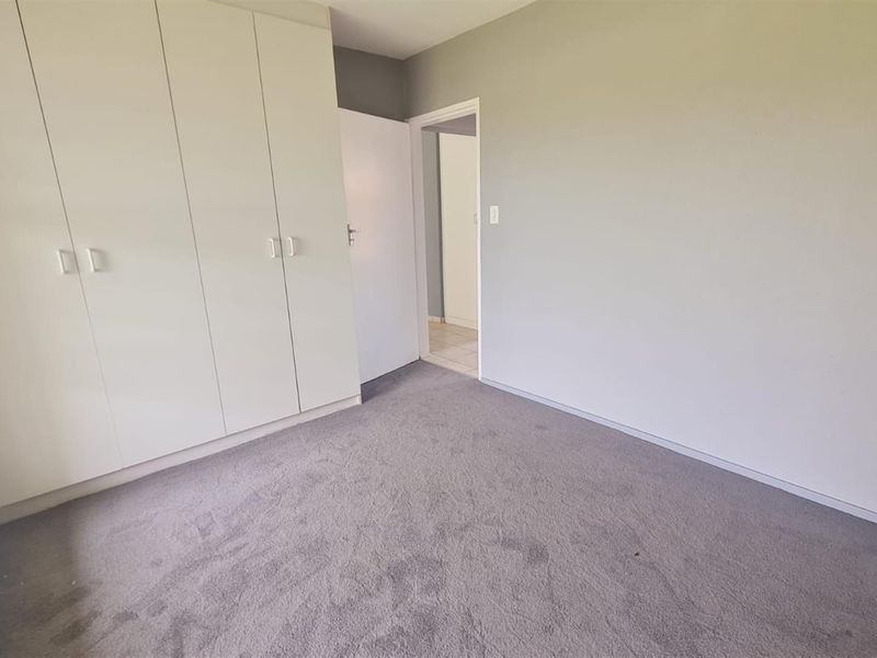 Immaculate  ground floor townhouse in sought after suburb - Photo 10