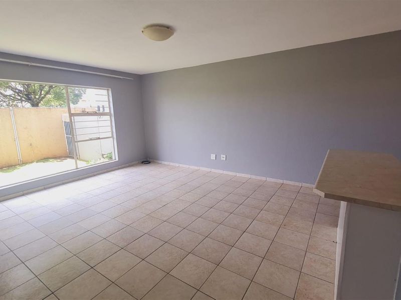 Immaculate  ground floor townhouse in sought after suburb - Photo 9