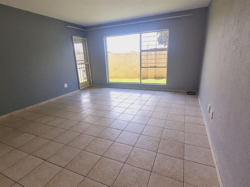 Immaculate  ground floor townhouse in sought after suburb - Photo 8