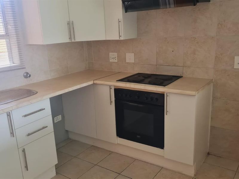 Immaculate  ground floor townhouse in sought after suburb - Photo 7