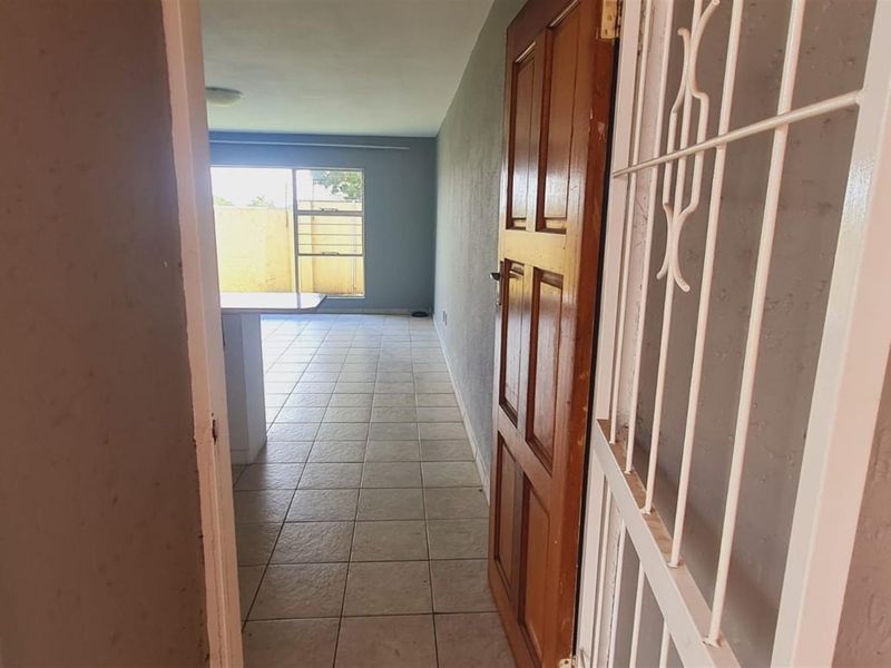 Immaculate  ground floor townhouse in sought after suburb - Photo 3