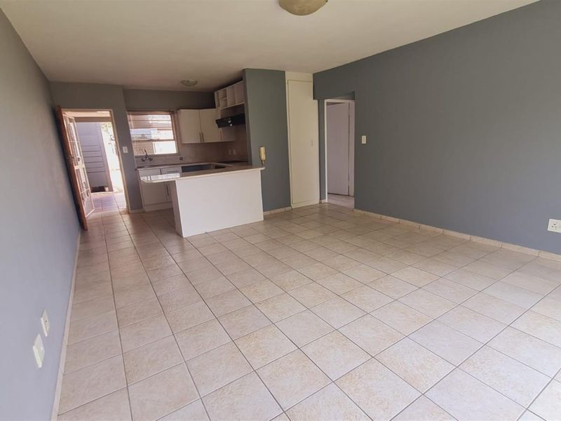 Immaculate  ground floor townhouse in sought after suburb - Photo 4