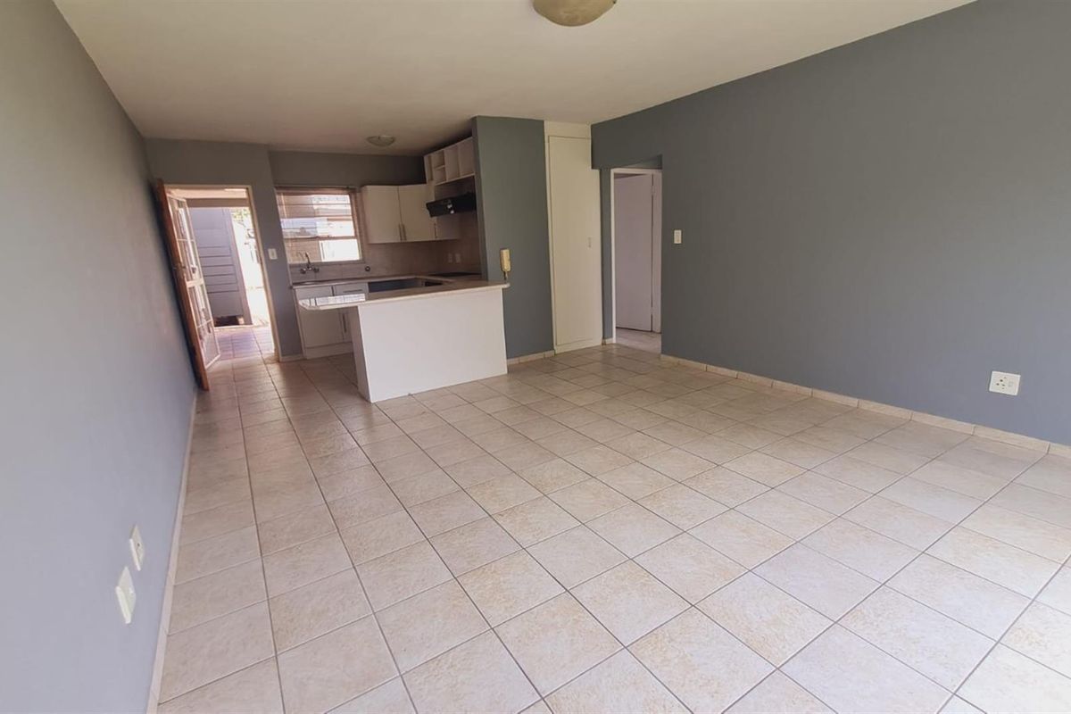 Immaculate  ground floor townhouse in sought after suburb - Photo 4