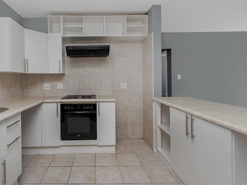 Immaculate  ground floor townhouse in sought after suburb - Photo 6