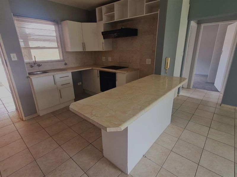 Immaculate  ground floor townhouse in sought after suburb - Photo 5