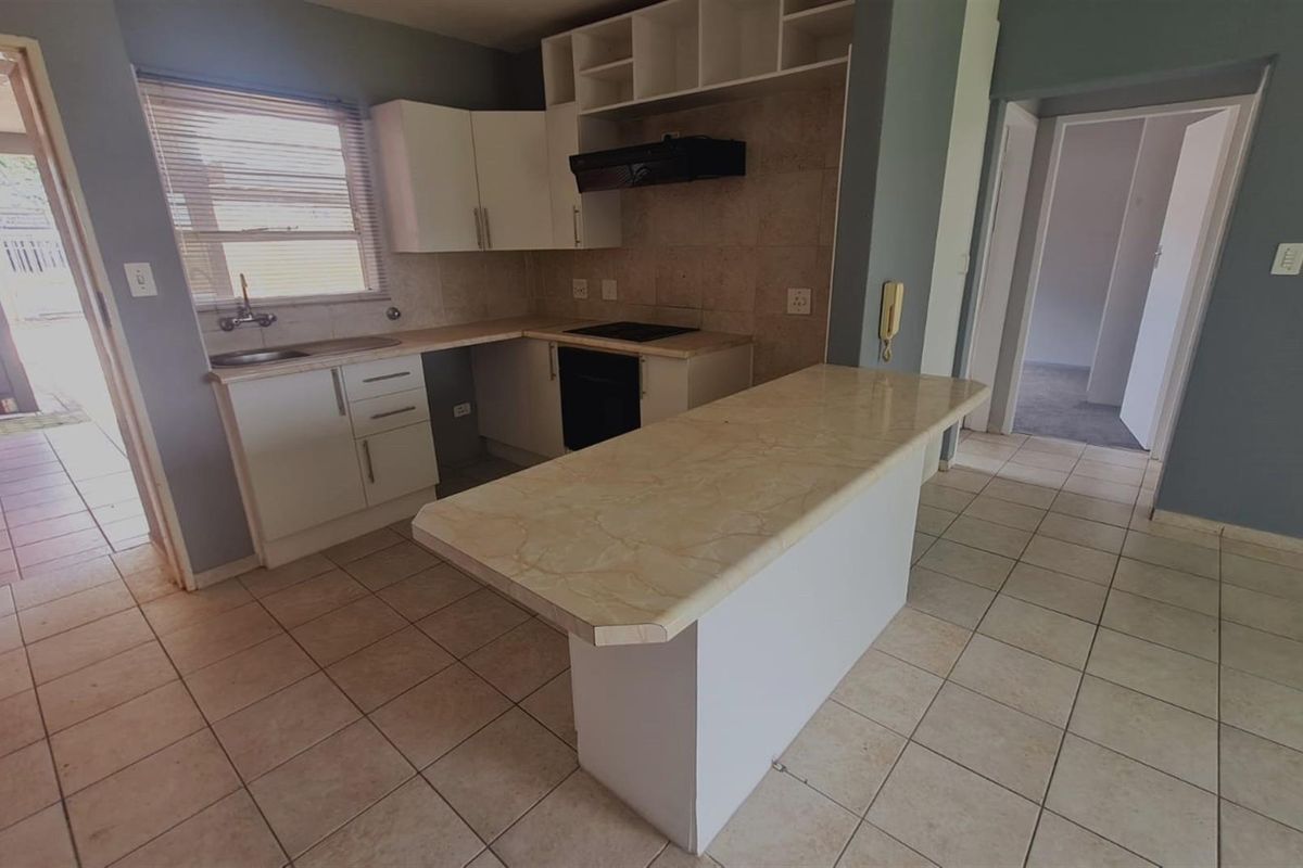 Immaculate  ground floor townhouse in sought after suburb - Photo 5