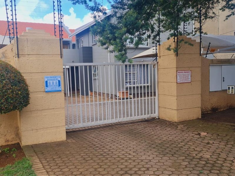 Immaculate  ground floor townhouse in sought after suburb - Photo 2