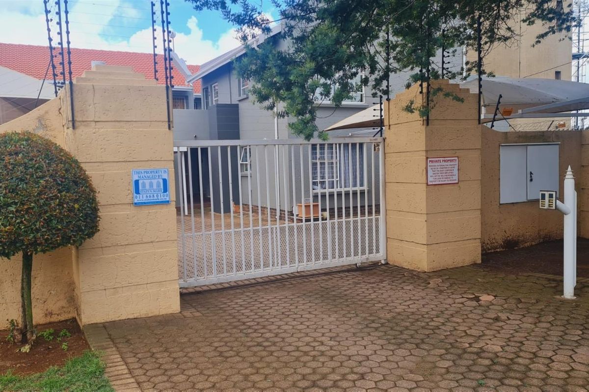 Immaculate  ground floor townhouse in sought after suburb - Photo 2