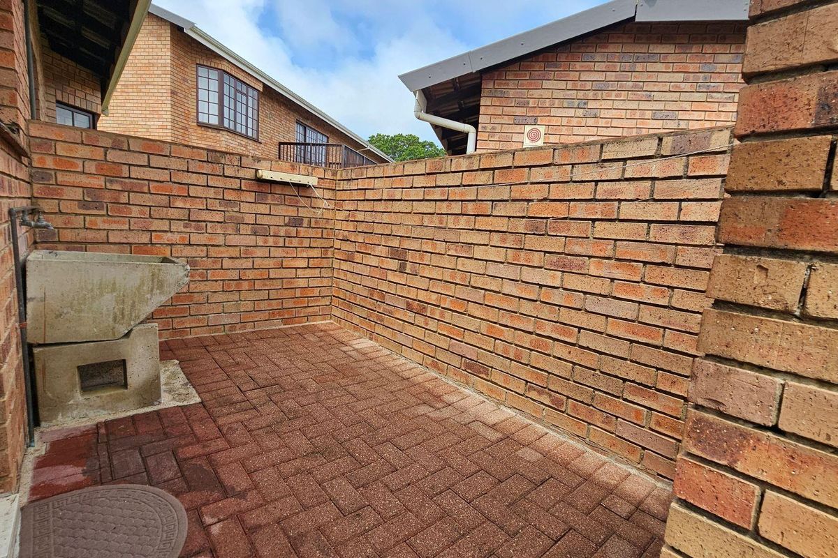 Lovely 2 bedroom Townhouse in a beautiful Eco Estate in Margate - Photo 3