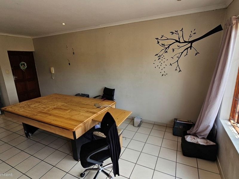 Lovely 2 bedroom Townhouse in a beautiful Eco Estate in Margate - Photo 9